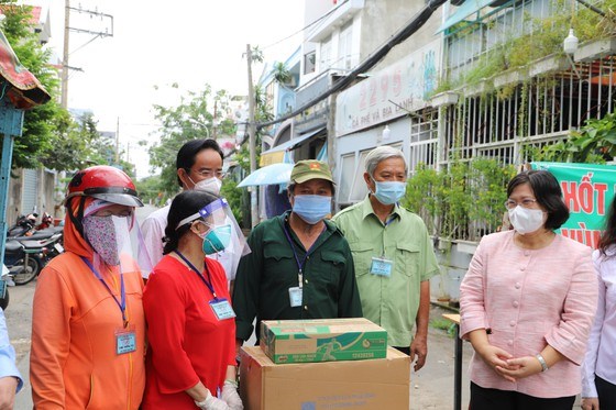 Đồng ch&iacute; Văn Thị Bạch Tuyết thăm, động vi&ecirc;n chốt bảo vệ "v&ugrave;ng xanh" tại huyện Nh&agrave; B&egrave;