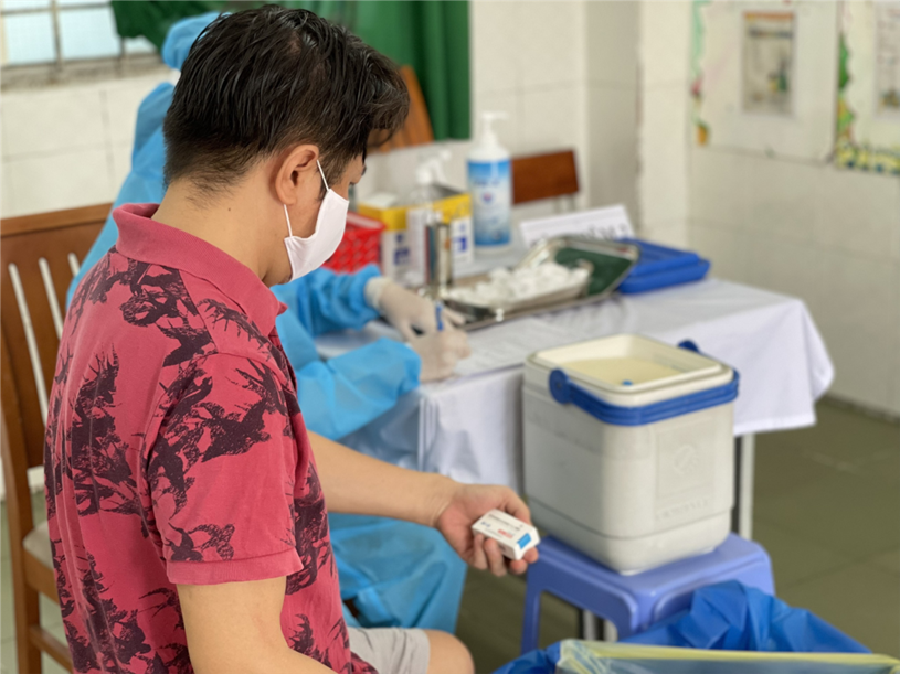 Tổ chức ti&ecirc;m chủng vắc-xin Vero Cell (Sinopharm sản xuất tại Trung Quốc) cho người d&acirc;n tại quận T&acirc;n Ph&uacute; (Trung t&acirc;m Y tế quận T&acirc;n Ph&uacute;)