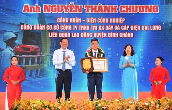 Chủ tịch UBND TPHCM Phan Văn Mãi và Phó Chủ tịch Tổng Liên đoàn Lao động Việt Nam Thái Thu Xương trao giải thưởng Tôn Đức Thắng lần thứ 22 năm 2022. Ảnh: VIỆT DŨNG