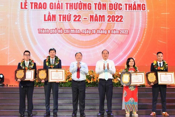 Phó Bí thư Thành ủy TPHCM Nguyễn Hồ Hải và Phó Chủ tịch UBND TPHCM Dương Anh Đức trao giải thưởng. Ảnh: VIỆT DŨNG