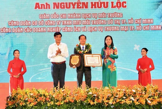 Phó Trưởng Ban Dân vận Thành ủy TPHCM Ngô Văn Luận và Chủ tịch Hội Nông dân TPHCM Nguyễn Thanh Xuân trao giải. Ảnh: VIỆT DŨNG