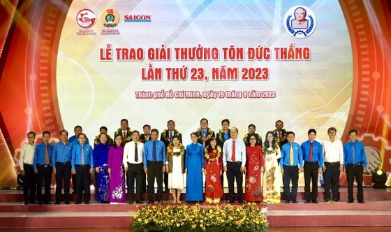 L&atilde;nh đạo TPHCM, Tổng LĐLĐ Việt Nam, LĐLĐ TPHCM ch&uacute;c mừng 11 kỹ sư, c&ocirc;ng nh&acirc;n đoạt Giải thưởng T&ocirc;n Đức Thắng lần thứ 23. Ảnh HO&Agrave;NG H&Ugrave;NG &nbsp;