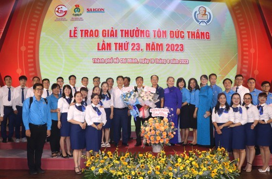 Chủ tịch LĐLĐ TPHCM Trần Thị Diệu Th&uacute;y v&agrave; đồng nghiệp ch&uacute;c mừng &ocirc;ng Nguyễn Trọng Nh&acirc;n, C&ocirc;ng ty CP Cấp nước Ph&uacute; H&ograve;a T&acirc;n