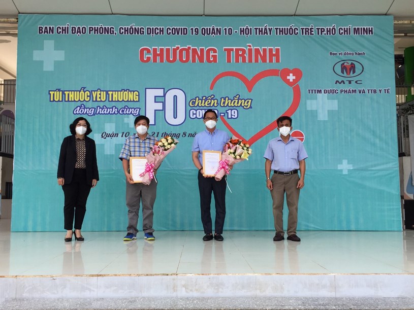 B&agrave; Nguyễn Thị Thu Hường- Chủ tịch Q10 tặng hoa v&agrave; thư cảm ơn cho Hội Thầy thuốc Trẻ TP v&agrave; TTTM Dược phẩm v&agrave; thiết bị Y tế
