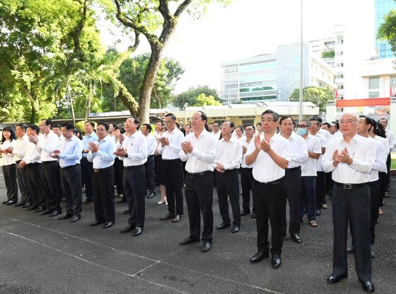 To&agrave;n thể c&aacute;n bộ, c&ocirc;ng chức, người lao động đang c&ocirc;ng t&aacute;c tại c&aacute;c Ban của Th&agrave;nh ủy TPHCM, Ủy ban Kiểm tra Th&agrave;nh ủy, Văn ph&ograve;ng Th&agrave;nh ủy TPHCM đ&atilde; đ&oacute;ng g&oacute;p ủng hộ 1 ng&agrave;y lương v&agrave;o Quỹ &ldquo;V&igrave; biển đảo qu&ecirc; hương - V&igrave; tuyến đầu Tổ quốc&rdquo; TPHCM năm 2023. Ảnh: VIỆT DŨNG