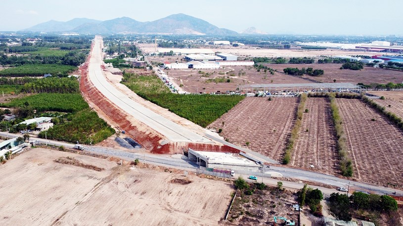 Cao tốc Bi&ecirc;n H&ograve;a - Vũng T&agrave;u đoạn qua B&agrave; Rịa - Vũng T&agrave;u đảm bảo v&agrave; vượt tiến độ th&igrave; ph&iacute;a Đồng Nai vẫn c&ograve;n gặp nhiều vướng mắc về mặt bằng, tiến độ triển khai chậm - Ảnh: A LỘC&nbsp;&nbsp;