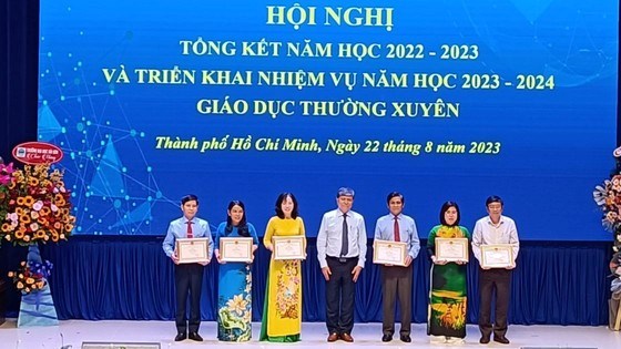 Gi&aacute;m đốc Sở GD-ĐT TPHCM Nguyễn Văn Hiếu (giữa) trao giấy khen cho tập thể c&oacute; th&agrave;nh t&iacute;ch xuất sắc trong năm học 2022-2023&nbsp;