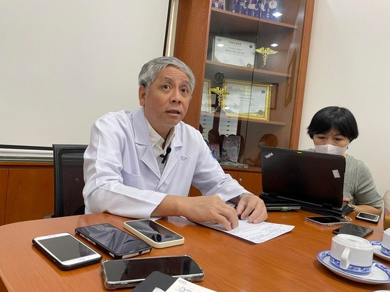 Bác sĩ Trần Ngọc Hải thông tin tại buổi họp báo