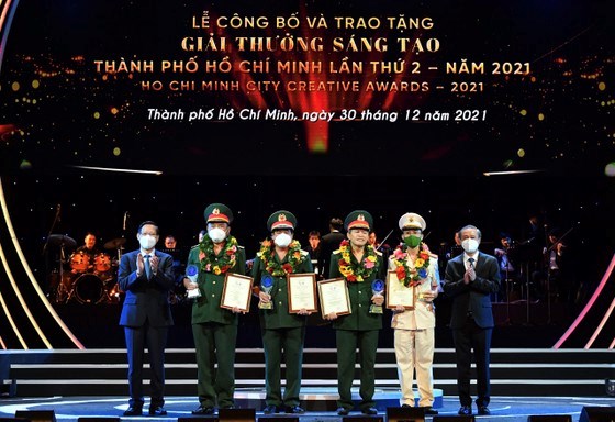 Chủ tịch UBND TPHCM Phan Văn Mãi trao Giải thưởng Sáng tạo TPHCM lần 2 cho các tác giả, nhóm tác giả. Ảnh VIỆT DŨNG