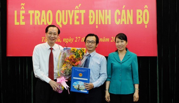 Đồng ch&iacute; L&ecirc; Thanh Li&ecirc;m, Ph&oacute; Chủ tịch Thường trực UBND TPHCM trao quyết định cho đồng ch&iacute; Phạm Minh Mẫn