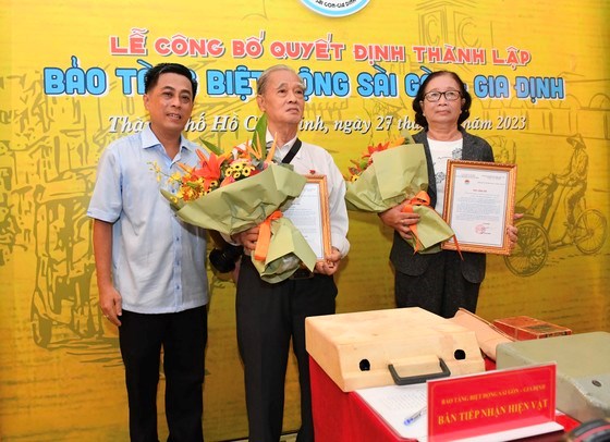 Đại diện Bảo tàng Biệt động Sài Gòn - Gia Định cám ơn đóng góp hiện vật cho Bảo tàng. Ảnh: VIỆT DŨNG
