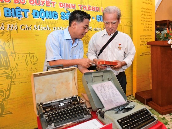 Bảo tàng Biệt động Sài Gòn - Gia Định tiếp nhận hiện vật lịch sử. Ảnh: VIỆT DŨNG