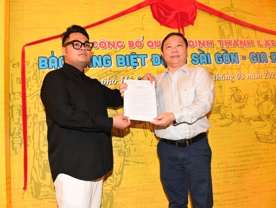 Phó Chủ tịch UBND TPHCM Dương Anh Đức trao giấy phép hoạt động bảo tàng ngoài công lập cho Bảo tàng Biệt động Sài Gòn - Gia Định. Ảnh: VIỆT DŨNG