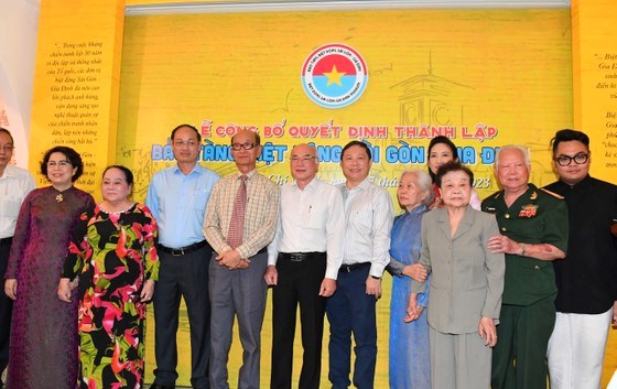 Các đồng chí lãnh đạo TPHCM và đại biểu tại Lễ công bố quyết định thành lập Bảo tàng Biệt động Sài Gòn - Gia Định. Ảnh: VIỆT DŨNG