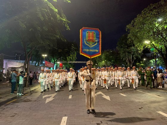 Đo&agrave;n Nghi lễ C&ocirc;ng an nh&acirc;n d&acirc;n thuộc Bộ Tư lệnh Cảnh s&aacute;t Cơ động, Bộ C&ocirc;ng an tổ chức buổi biểu diễn nhạc k&egrave;n, diễu h&agrave;nh tại phố đi bộ Nguyễn Huệ (quận 1). Ảnh: CH&Iacute; THẠCH&nbsp;