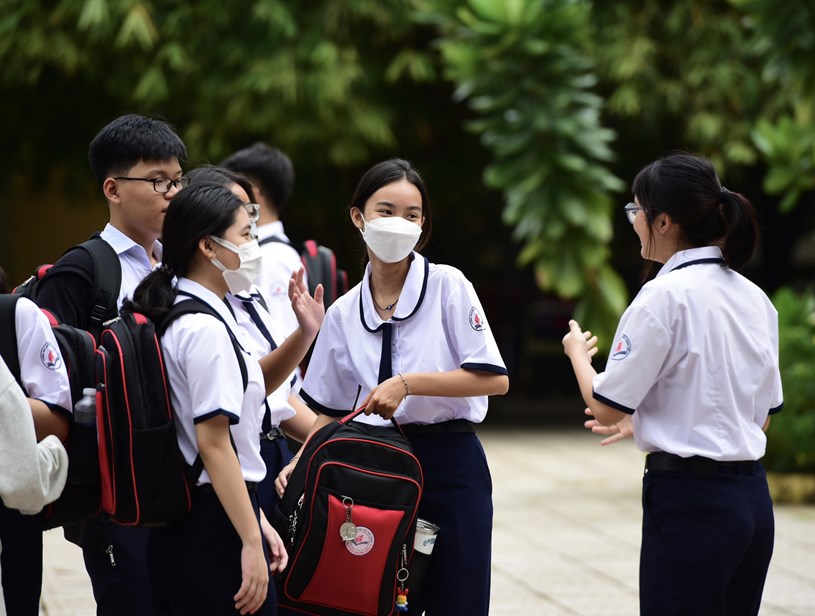 S&acirc;n trường r&ocirc;m rả tiếng cười n&oacute;i của c&aacute;c c&ocirc; cậu học tr&ograve; vui gặp lại bạn b&egrave; - Ảnh: DUY&Ecirc;N PHAN &nbsp;