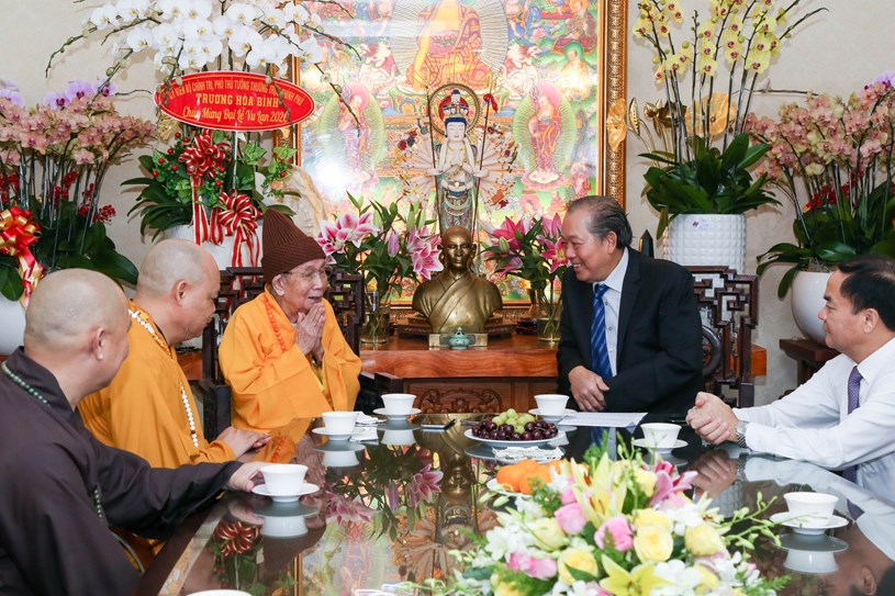 Ph&oacute; thủ tướng Trương H&ograve;a B&igrave;nh thăm hỏi H&ograve;a thượng Th&iacute;ch Đức Nghiệp - Ảnh: THẢO L&Ecirc;