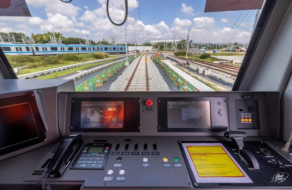 Buồng l&aacute;i t&agrave;u metro - Ảnh: MINH H&Ograve;A