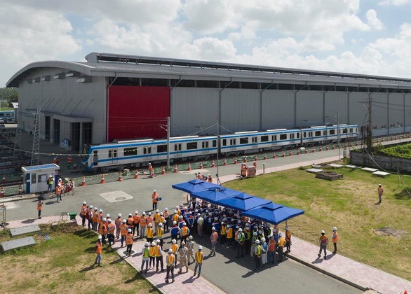 H&agrave;ng chục kỹ sư, nh&acirc;n vi&ecirc;n được huy động đến depot để vận h&agrave;nh thử nghiệm t&agrave;u metro - Ảnh: MINH H&Ograve;A