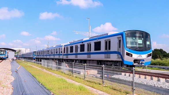 Đo&agrave;n t&agrave;u metro đầu ti&ecirc;n vừa được lăn b&aacute;nh tại depot Long B&igrave;nh, TP Thủ Đức - Ảnh: MINH H&Ograve;A