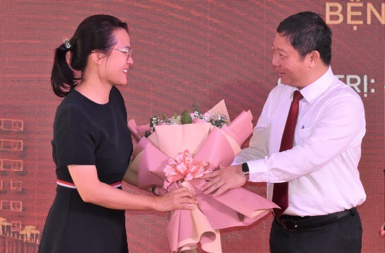Phó Chủ tịch UBND TPHCM Dương Anh Đức tặng hoa cảm ơn đại diện Công ty Cổ phần Tập đoàn đầu tư Vạn Thịnh Phát