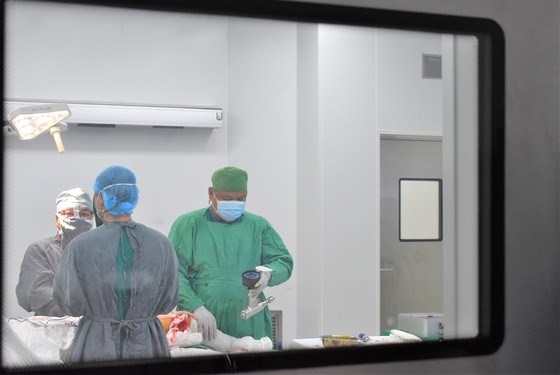 5 phòng mổ hiện đại, trong đó 1 phòng mổ hydrid sử dụng phẫu thuật ghép tạng, chấn thương chỉnh hình, tim mạch, cơ xương khớp…