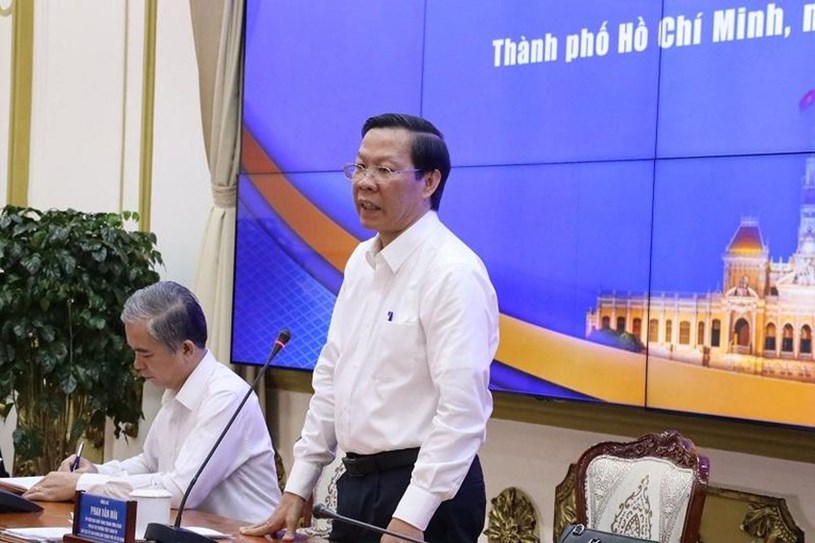 Chủ tịch UBND TPHCM Phan Văn M&atilde;i th&ocirc;ng tin tại buổi họp kinh tế- x&atilde; hội chiều 30-8. Ảnh: Linh Nhi