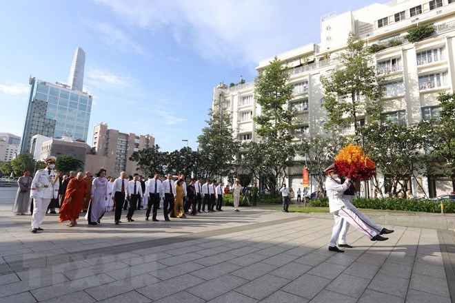 Đoàn đại biểu Thành phố Hồ Chí Minh do ông Nguyễn Văn Nên, Ủy viên Bộ Chính trị, Bí thư Thành ủy Thành phố Hồ Chí Minh, làm trưởng đoàn dâng hoa Chủ tịch Hồ Chí Minh tại Công viên Tượng đài Chủ tịch Hồ Chí Minh. (Ảnh: Thanh Vũ/TTXVN)