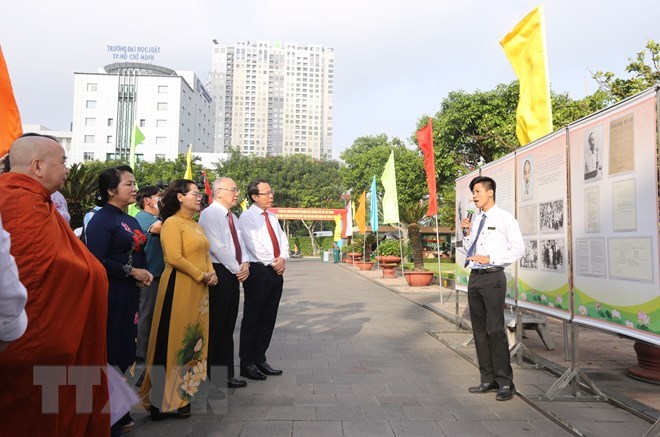 Lãnh đạo Thành phố Hồ Chí Minh tham quan triển lãm chuyên đề 'Tết độc lập nhớ Chủ tịch Hồ Chí Minh' tại Bến Nhà Rồng. (Ảnh: Thanh Vũ/TTXVN)