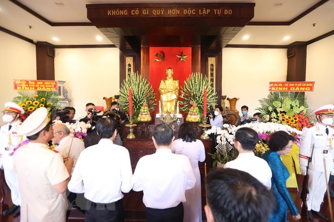 Lãnh đạo Thành phố Hồ Chí Minh dâng hương Chủ tịch Hồ Chí Minh tại Bảo tàng Hồ Chí Minh chi nhánh Thành phố Hồ Chí Minh. (Ảnh: Thanh Vũ/TTXVN)