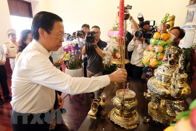 Chủ tịch UBND Thành phố Hồ Chí Minh Phan Văn Mãi dâng hương Chủ tịch Hồ Chí Minh tại Bảo tàng Hồ Chí Minh chi nhánh Thành phố Hồ Chí Minh. (Ảnh: Thanh Vũ/TTXVN)