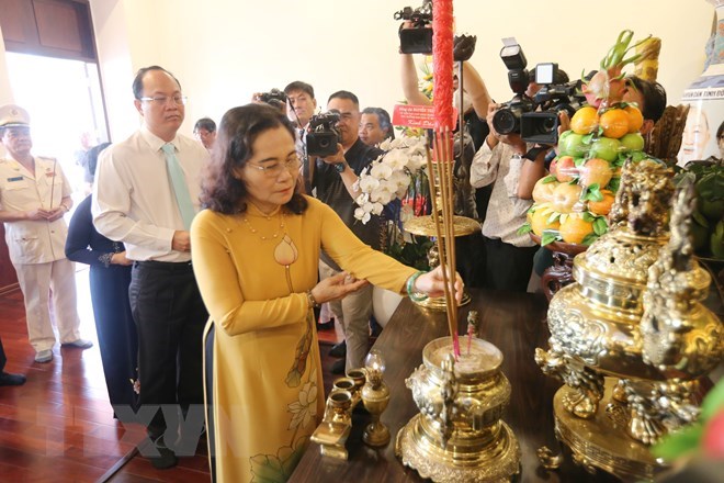 Chủ tịch HĐND Thành phố Hồ Chí Minh Nguyễn Thị Lệ dâng hương Chủ tịch Hồ Chí Minh tại Bảo tàng Hồ Chí Minh chi nhánh Thành phố Hồ Chí Minh. (Ảnh: Thanh Vũ/TTXVN)