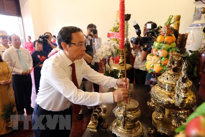 Ông Nguyễn Văn Nên, Bí thư Thành ủy Thành phố Hồ Chí Minh dâng hương Chủ tịch Hồ Chí Minh tại Bảo tàng Hồ Chí Minh chi nhánh Thành phố Hồ Chí Minh. (Ảnh: Thanh Vũ/TTXVN)