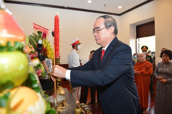 L&#227;nh đạo TPHCM d&#226;ng hương tưởng niệm Chủ tịch Hồ Ch&#237; Minh, Chủ tịch T&#244;n Đức Thắng - Ảnh 2