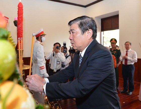 L&#227;nh đạo TPHCM d&#226;ng hương tưởng niệm Chủ tịch Hồ Ch&#237; Minh, Chủ tịch T&#244;n Đức Thắng - Ảnh 3