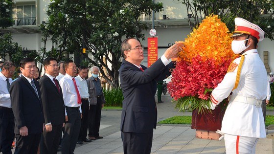 L&#227;nh đạo TPHCM d&#226;ng hương tưởng niệm Chủ tịch Hồ Ch&#237; Minh, Chủ tịch T&#244;n Đức Thắng - Ảnh 6