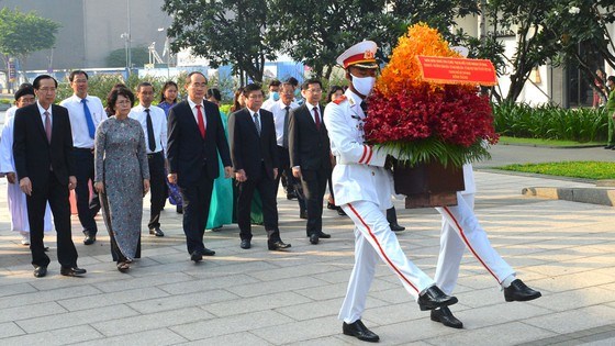 L&#227;nh đạo TPHCM d&#226;ng hương tưởng niệm Chủ tịch Hồ Ch&#237; Minh, Chủ tịch T&#244;n Đức Thắng - Ảnh 5