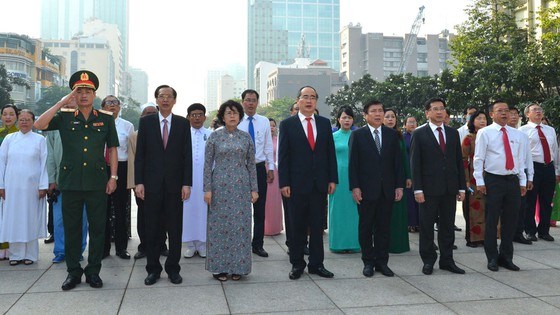 L&#227;nh đạo TPHCM d&#226;ng hương tưởng niệm Chủ tịch Hồ Ch&#237; Minh, Chủ tịch T&#244;n Đức Thắng - Ảnh 7