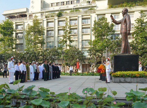 L&#227;nh đạo TPHCM d&#226;ng hương tưởng niệm Chủ tịch Hồ Ch&#237; Minh, Chủ tịch T&#244;n Đức Thắng - Ảnh 8