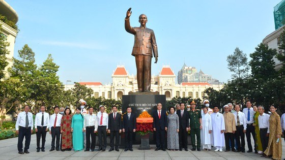 L&#227;nh đạo TPHCM d&#226;ng hương tưởng niệm Chủ tịch Hồ Ch&#237; Minh, Chủ tịch T&#244;n Đức Thắng - Ảnh 9