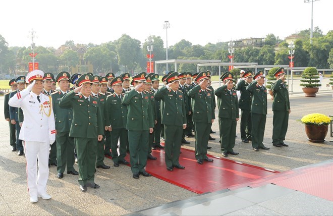 Đo&agrave;n đại biểu Qu&acirc;n ủy Trung ương v&agrave; Bộ Quốc ph&ograve;ng đến đặt v&ograve;ng hoa v&agrave; v&agrave;o Lăng viếng Chủ tịch Hồ Ch&iacute; Mnh. (Ảnh: Do&atilde;n Tấn/TTXVN)