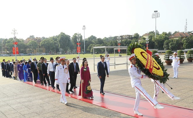 Đo&agrave;n đại biểu Th&agrave;nh ủy, Hội đồng Nh&acirc;n d&acirc;n, Ủy ban Mặt trận Tổ quốc Việt Nam th&agrave;nh phố H&agrave; Nội đến đặt v&ograve;ng hoa v&agrave; v&agrave;o Lăng viếng Chủ tịch Hồ Ch&iacute; Minh. (Ảnh: Do&atilde;n Tấn/TTXVN)