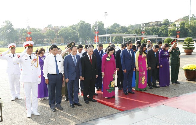 Đo&agrave;n đại biểu Th&agrave;nh ủy, Hội đồng Nh&acirc;n d&acirc;n, Ủy ban Mặt trận Tổ quốc Việt Nam th&agrave;nh phố H&agrave; Nội đến đặt v&ograve;ng hoa v&agrave; v&agrave;o Lăng viếng Chủ tịch Hồ Ch&iacute; Minh. (Ảnh: Do&atilde;n Tấn/TTXVN)