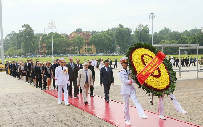 Đo&agrave;n đại biểu c&aacute;c Đại sứ qu&aacute;n, cơ quan ngoại giao tại H&agrave; Nội tới đặt v&ograve;ng hoa v&agrave; v&agrave;o Lăng viếng Chủ tịch Hồ Ch&iacute; Minh. (Ảnh: Do&atilde;n Tấn/TTXVN)