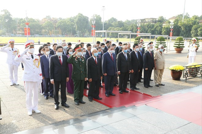 Đo&agrave;n đại biểu c&aacute;c đồng ch&iacute; l&atilde;nh đạo, nguy&ecirc;n l&atilde;nh đạo Đảng, Nh&agrave; nước, Mặt trận Tổ quốc Việt Nam đến đặt v&ograve;ng hoa v&agrave; v&agrave;o Lăng viếng Chủ tịch Hồ Ch&iacute; Minh. (Ảnh: Do&atilde;n Tấn/TTXVN)