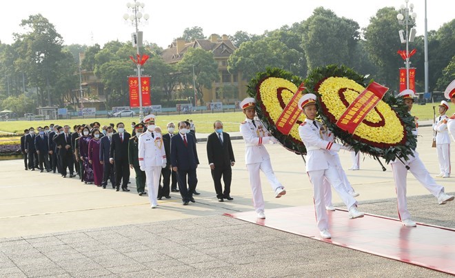 Đo&agrave;n đại biểu c&aacute;c đồng ch&iacute; l&atilde;nh đạo, nguy&ecirc;n l&atilde;nh đạo Đảng, Nh&agrave; nước, Mặt trận Tổ quốc Việt Nam đến đặt v&ograve;ng hoa v&agrave; v&agrave;o Lăng viếng Chủ tịch Hồ Ch&iacute; Minh. (Ảnh: Do&atilde;n Tấn/TTXVN)