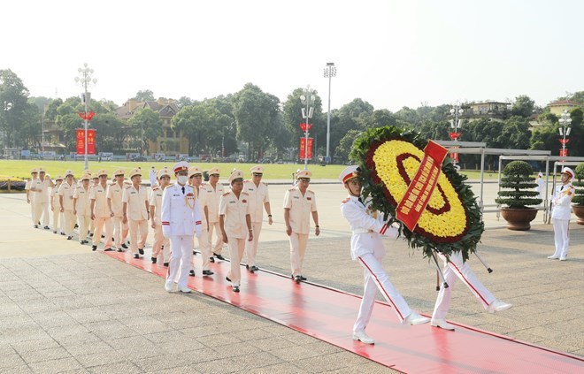 Đo&agrave;n đại biểu Đảng ủy C&ocirc;ng an Trung ương v&agrave; Bộ C&ocirc;ng an đến đặt v&ograve;ng hoa v&agrave; v&agrave;o Lăng viếng Chủ tịch Hồ Ch&iacute; Minh. (Ảnh: Do&atilde;n Tấn/TTXVN)