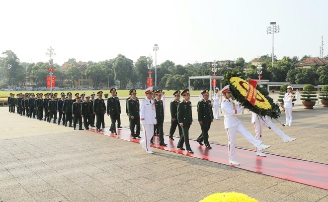 Đo&agrave;n đại biểu c&aacute;c đồng ch&iacute; l&atilde;nh đạo, nguy&ecirc;n l&atilde;nh đạo Đảng, Nh&agrave; nước, Mặt trận Tổ quốc Việt Nam đến đặt v&ograve;ng hoa v&agrave; v&agrave;o Lăng viếng Chủ tịch Hồ Ch&iacute; Minh. (Ảnh: Do&atilde;n Tấn/TTXVN)