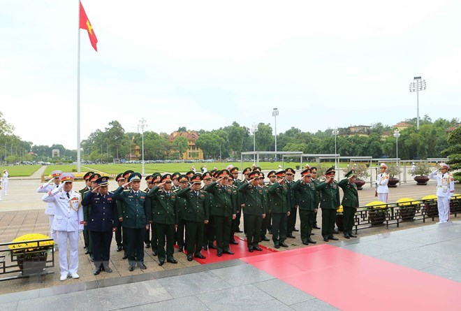 Đo&agrave;n đại biểu Qu&acirc;n ủy Trung ương v&agrave; Bộ Quốc ph&ograve;ng đến đặt v&ograve;ng hoa v&agrave; v&agrave;o Lăng viếng Chủ tịch Hồ Ch&iacute; Mnh. (Ảnh: Do&atilde;n Tấn/TTXVN)