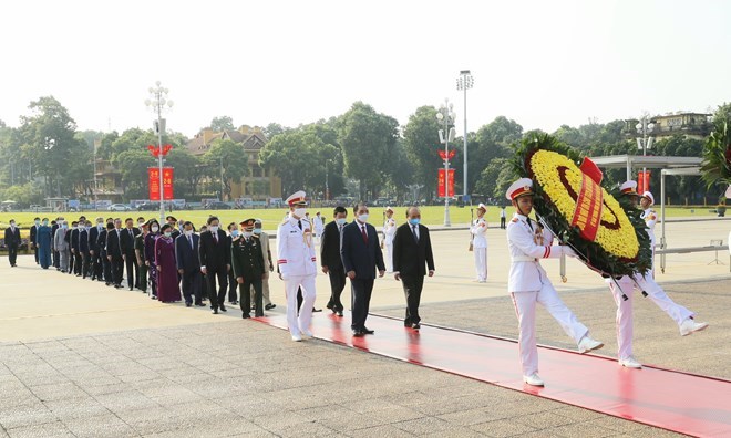 Đo&agrave;n đại biểu c&aacute;c đồng ch&iacute; l&atilde;nh đạo, nguy&ecirc;n l&atilde;nh đạo Đảng, Nh&agrave; nước, Mặt trận Tổ quốc Việt Nam đến đặt v&ograve;ng hoa v&agrave; v&agrave;o Lăng viếng Chủ tịch Hồ Ch&iacute; Minh. (Ảnh: Do&atilde;n Tấn/TTXVN) &nbsp;